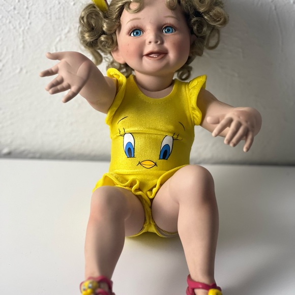 Summer Lovin Tweety Ashton Drake Porcelain Doll with Tweety Bird - Picture 4 of 13